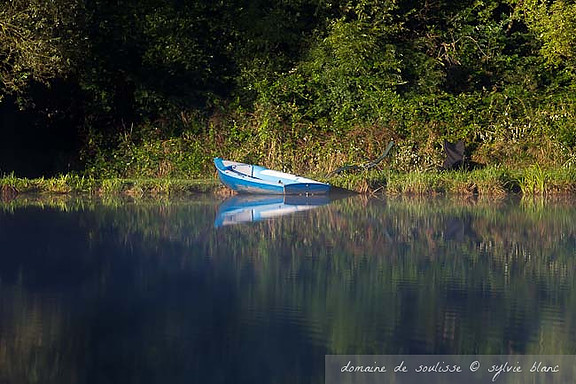 Reflet d'une barque sur l'eau