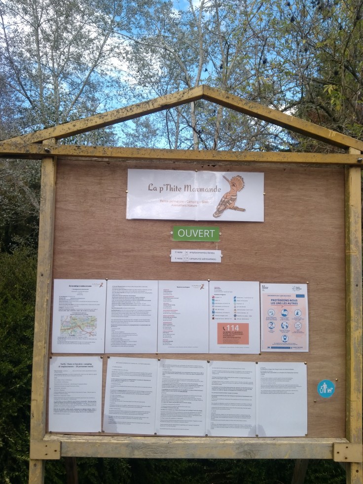 Panneau d'affichages à l'entrée du camping